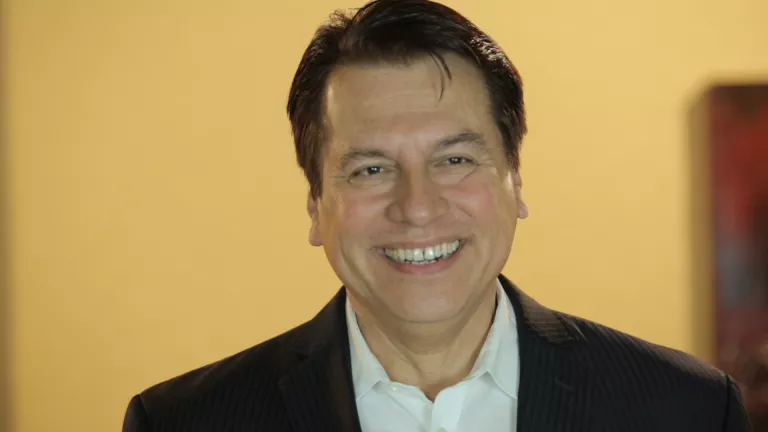 Image of Dr Robert Narvaez